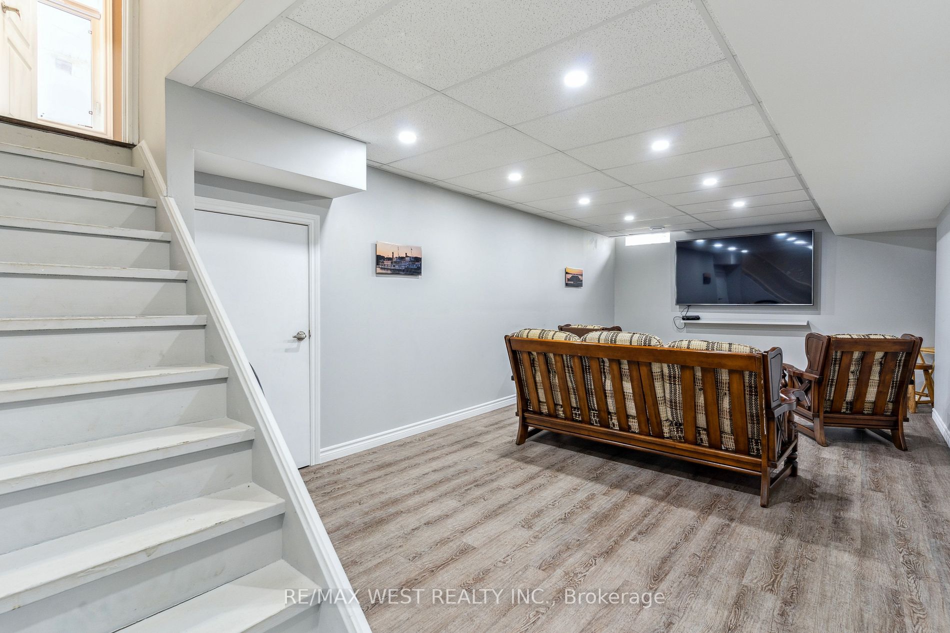35 Royal Park Blvd