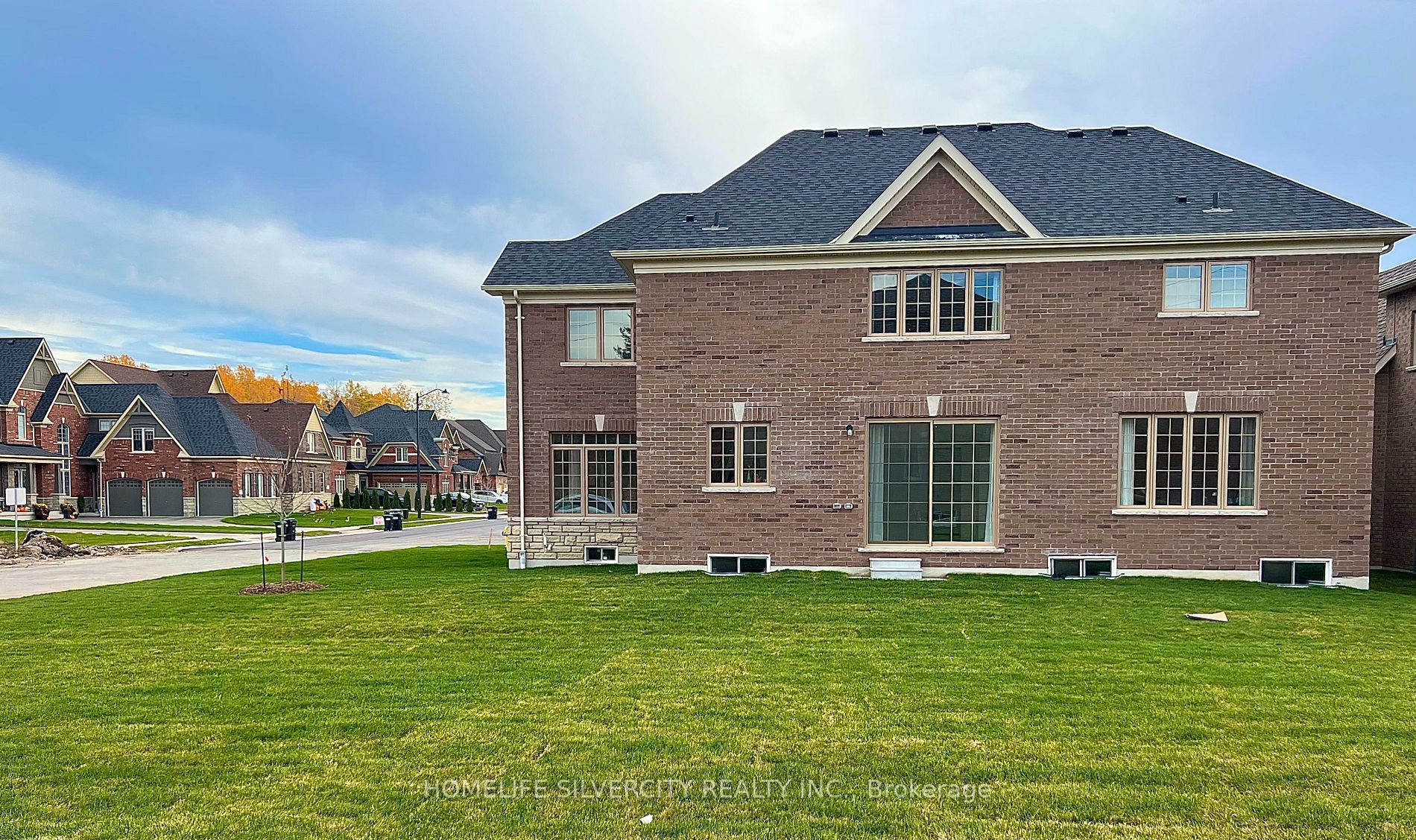 115 Rugman Cres