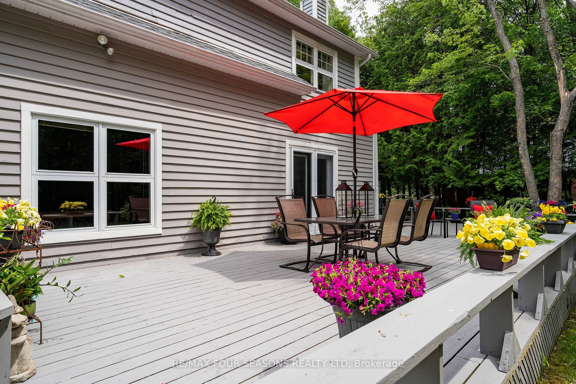 2 Woodview Dr E