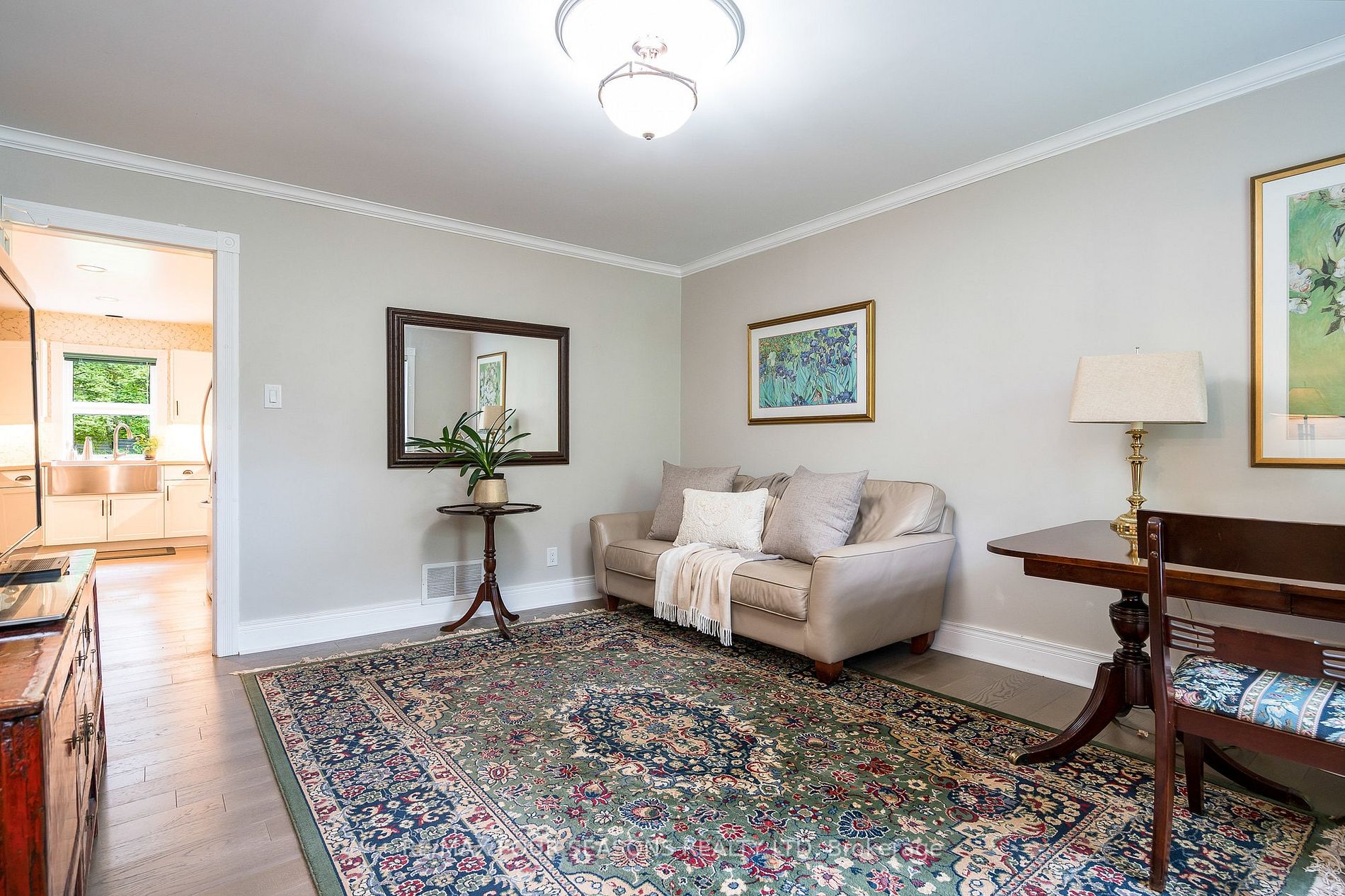 2 Woodview Dr E