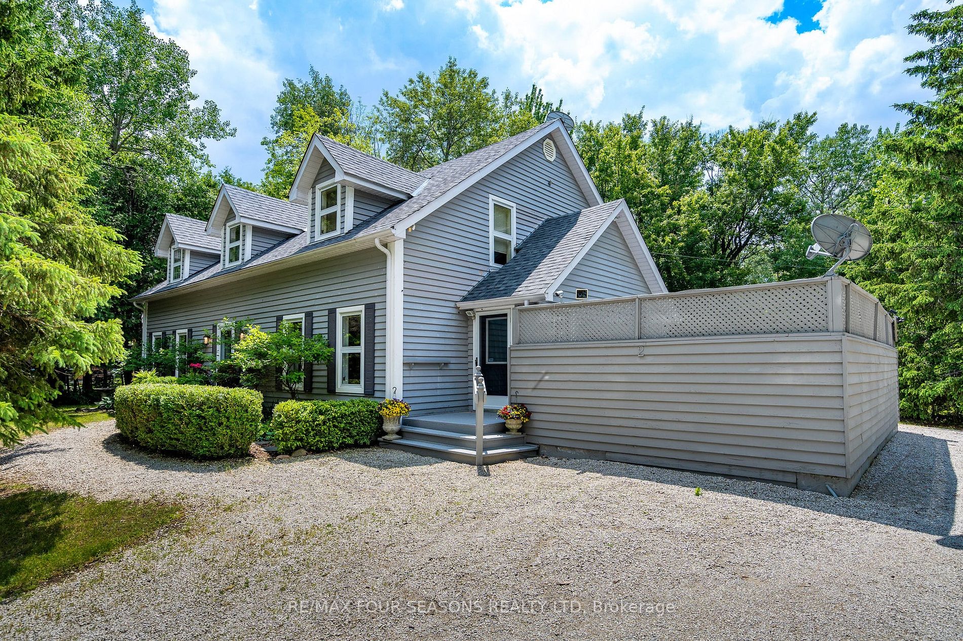 2 Woodview Dr E