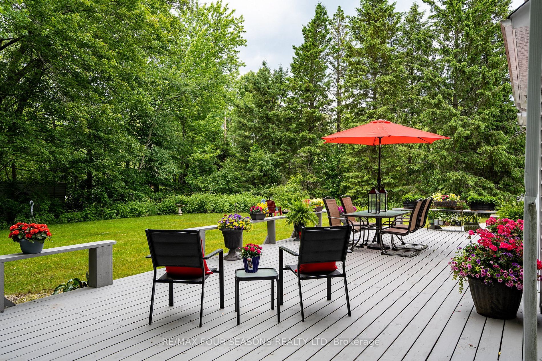 2 Woodview Dr E