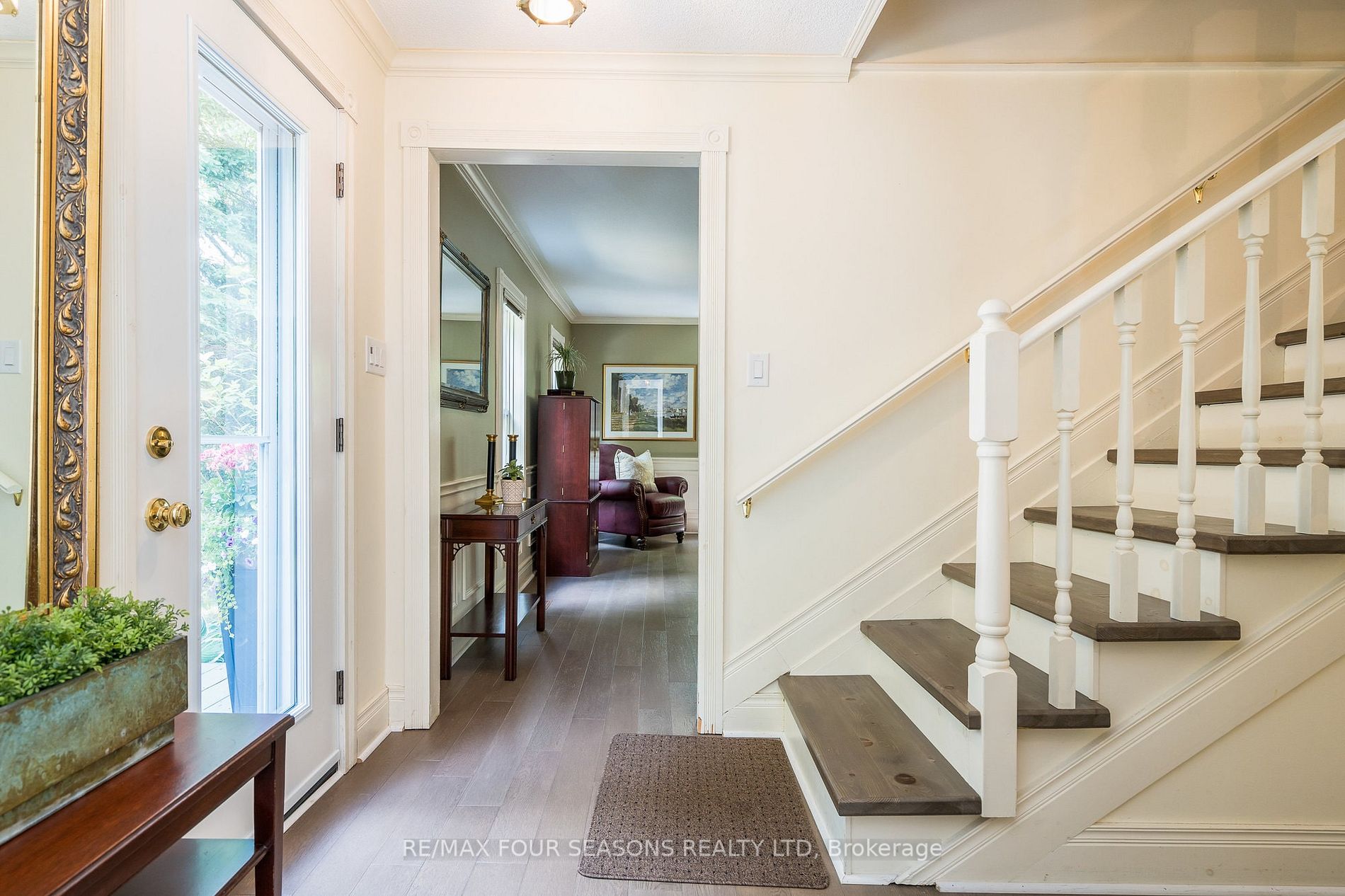 2 Woodview Dr E
