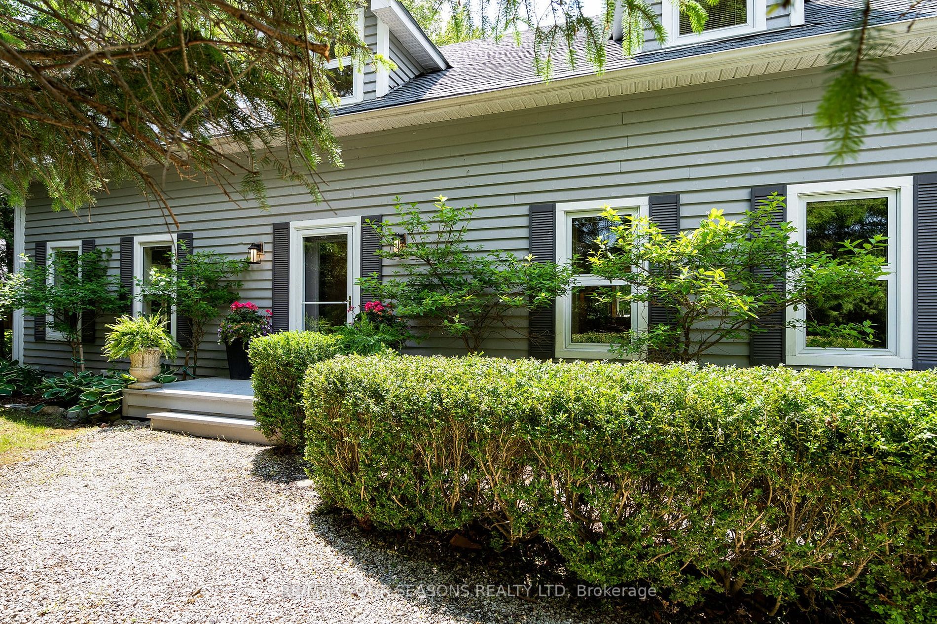 2 Woodview Dr E