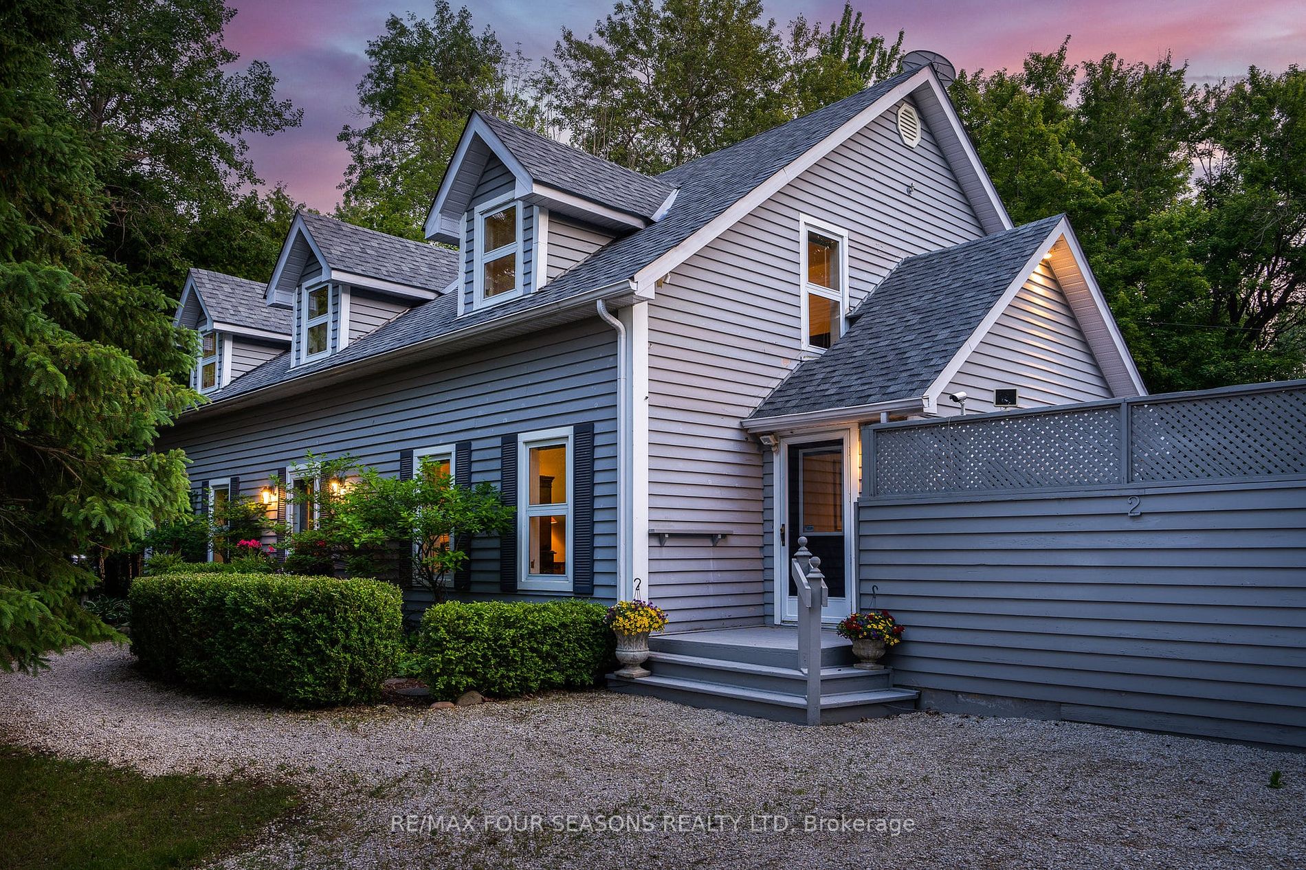 2 Woodview Dr E