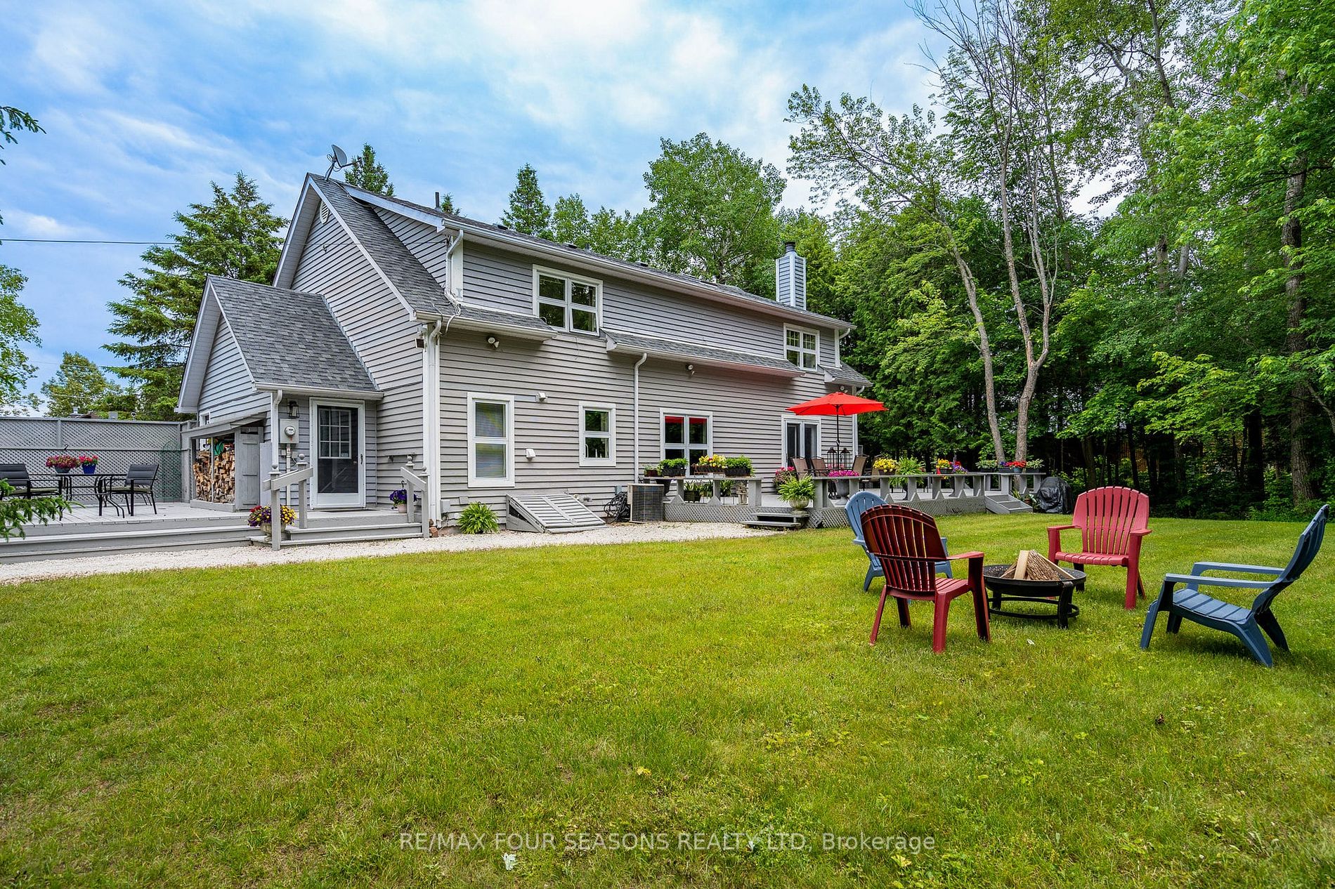2 Woodview Dr E