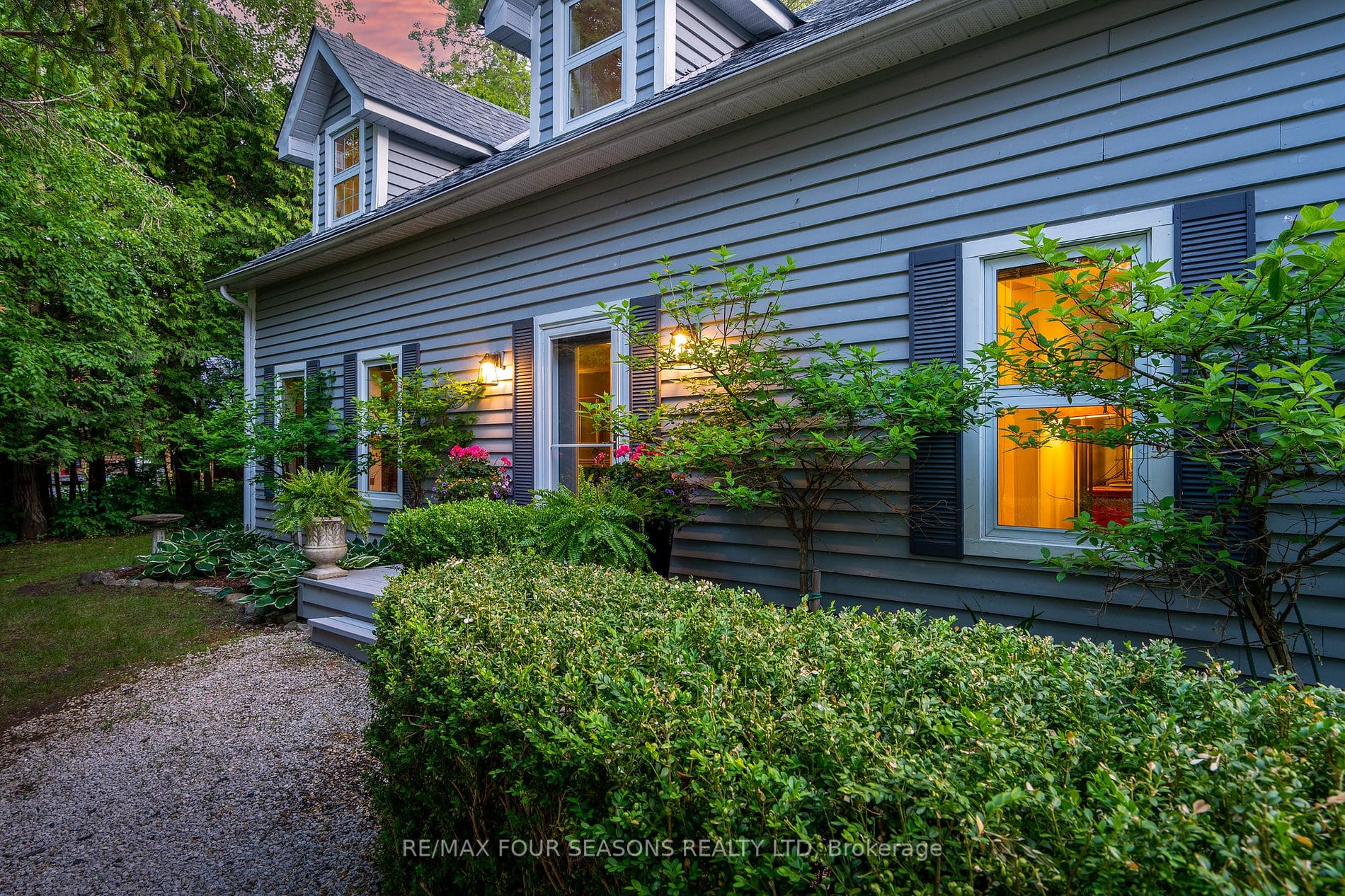 2 Woodview Dr E