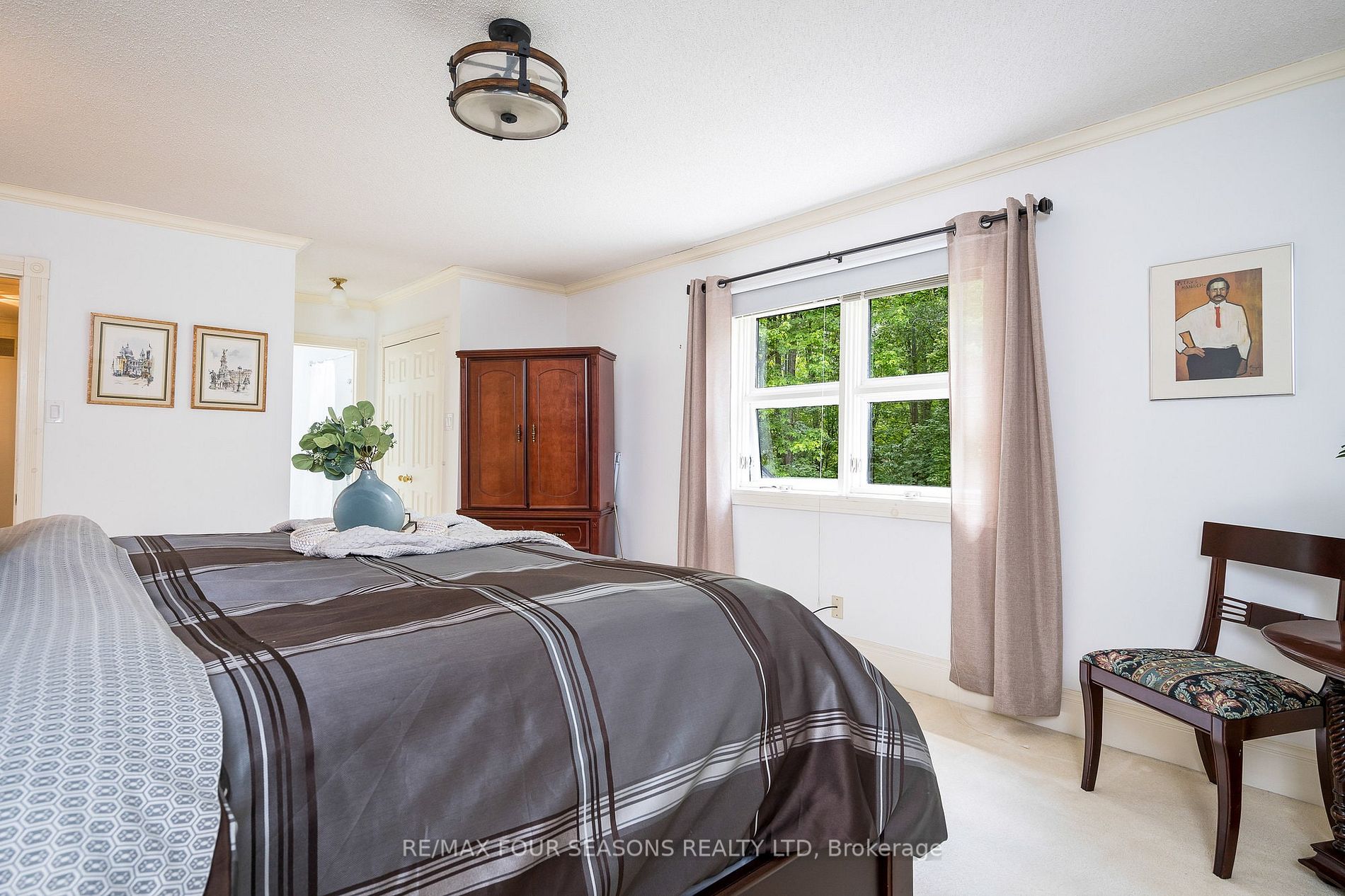 2 Woodview Dr E