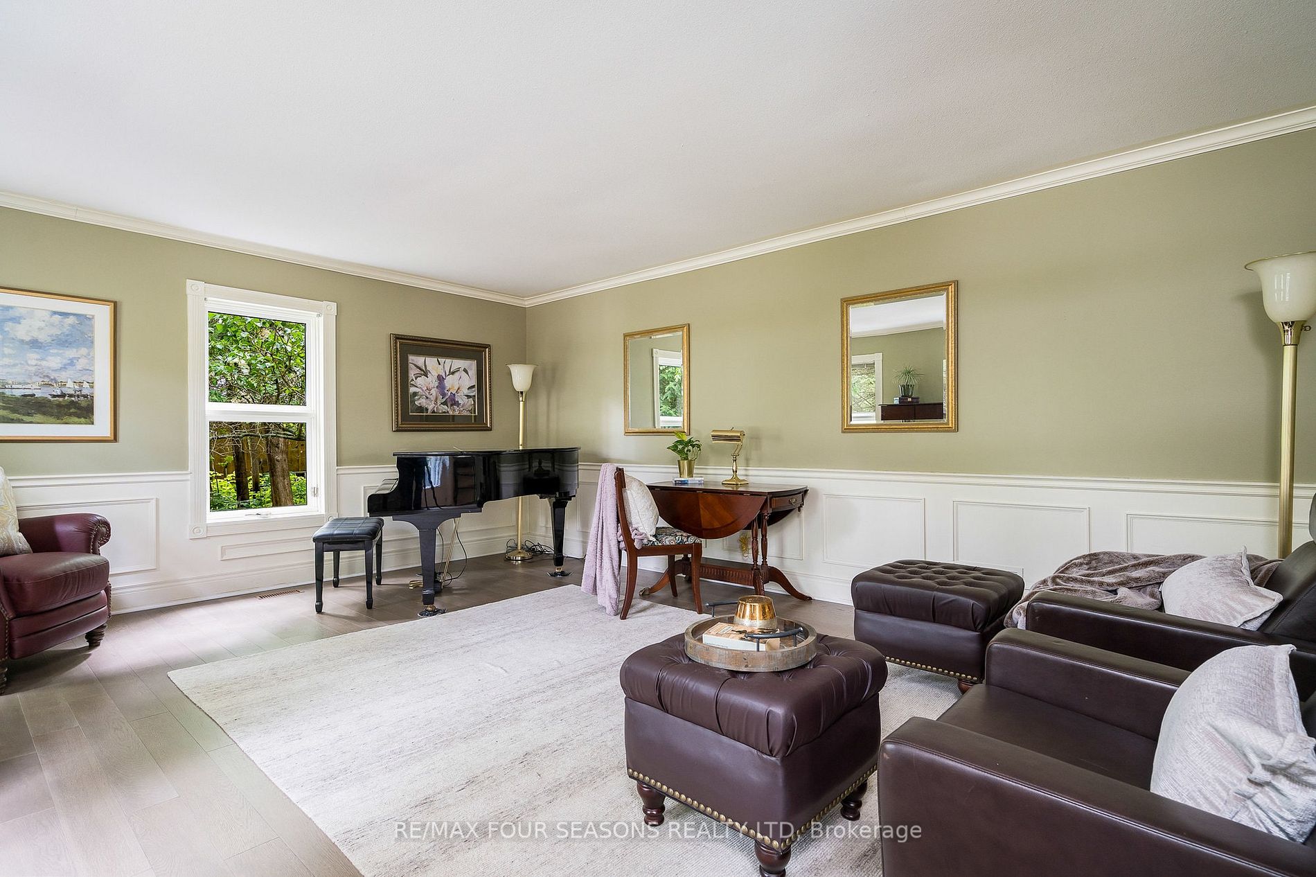 2 Woodview Dr E