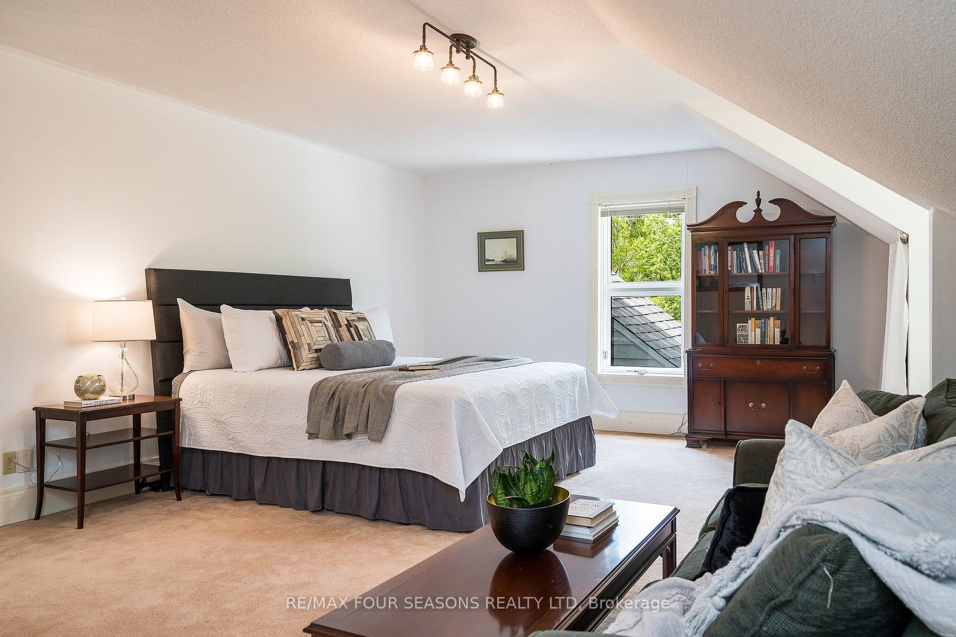 2 Woodview Dr E