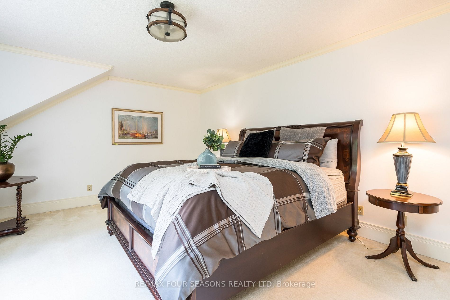 2 Woodview Dr E