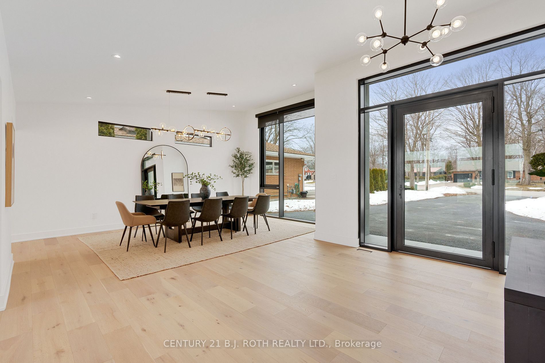 655 Glen Cres