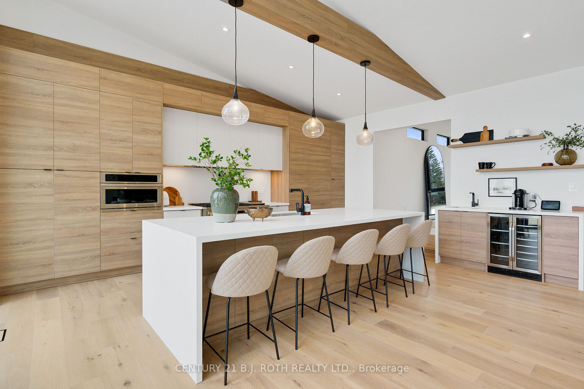 655 Glen Cres