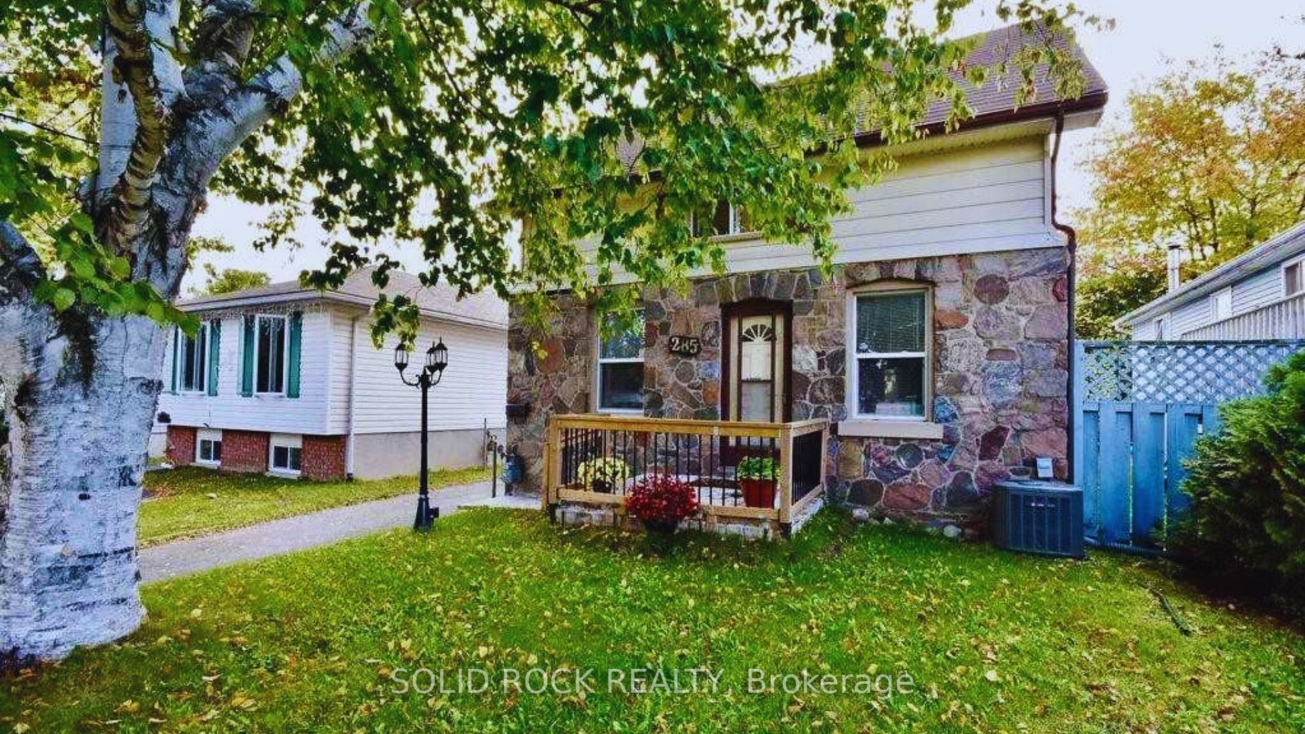 285 James St E
