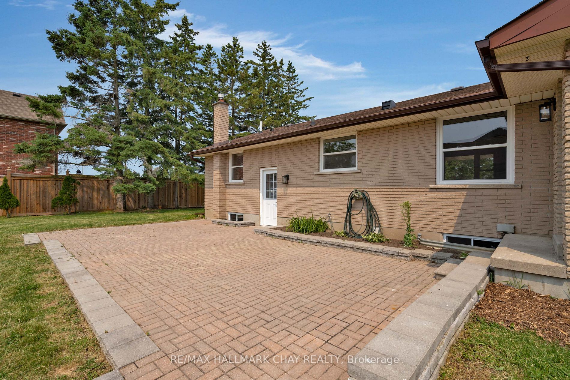 419 Mapleview Dr E