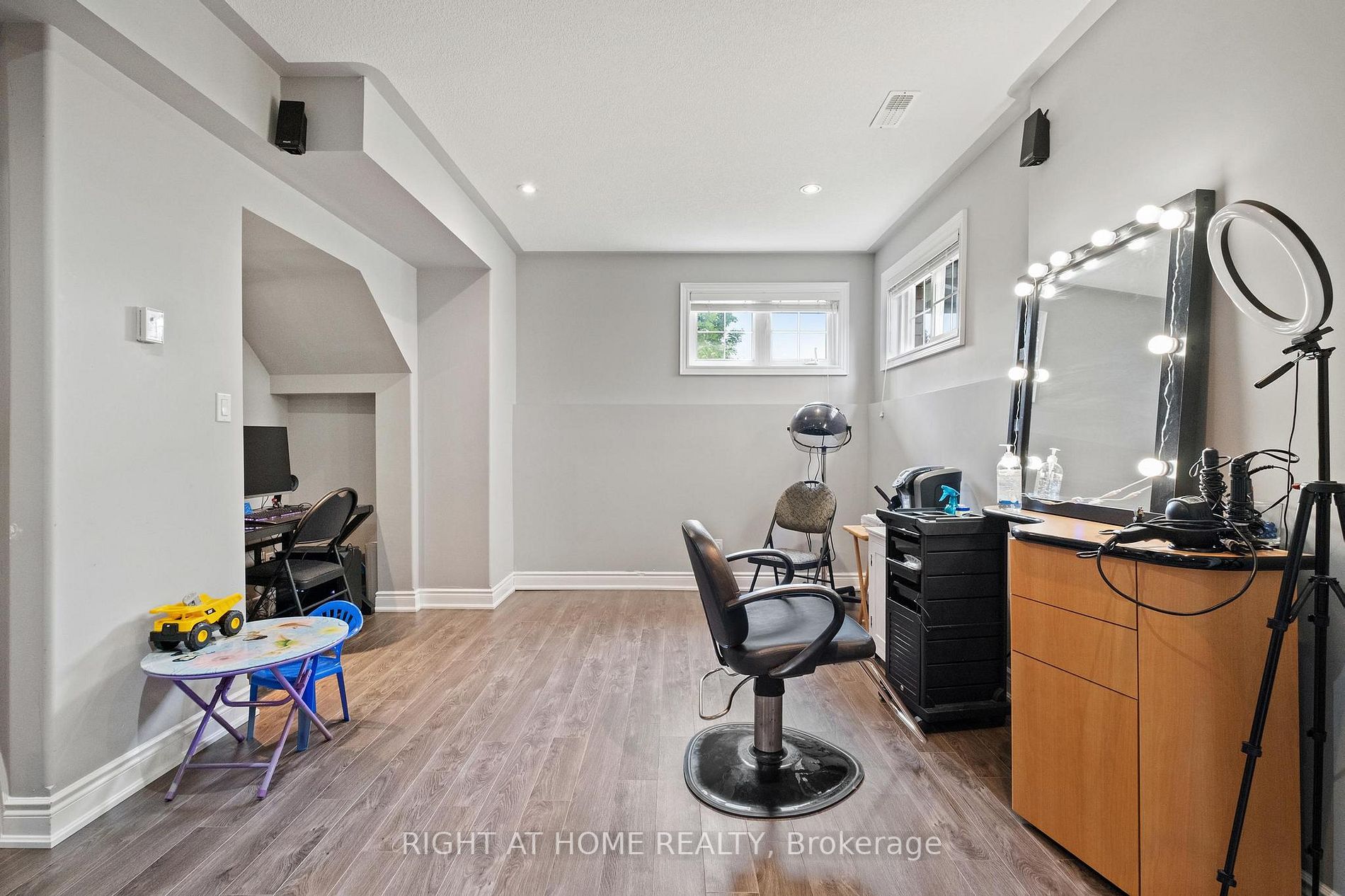 26 Empire Dr