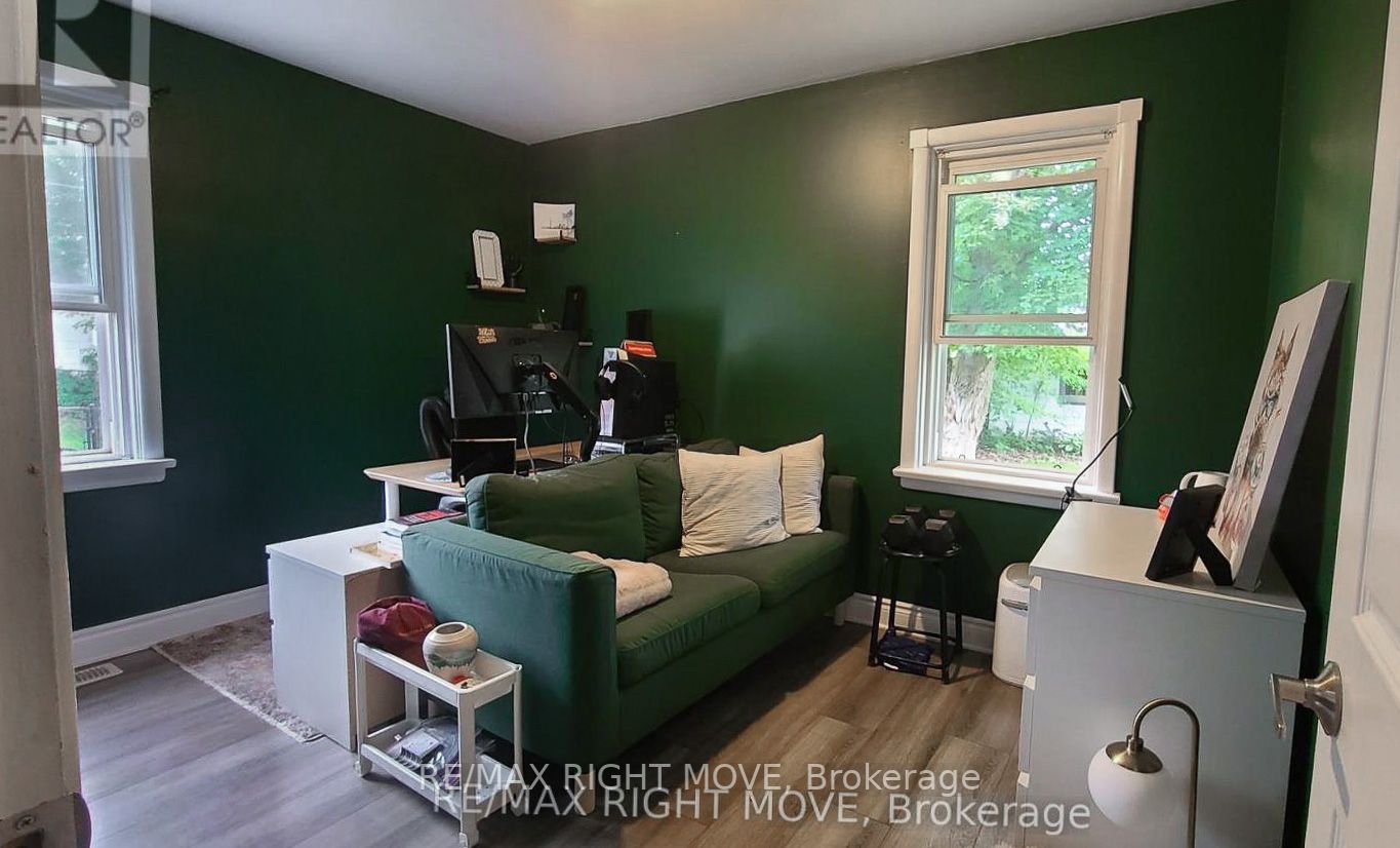 24 Borland St W