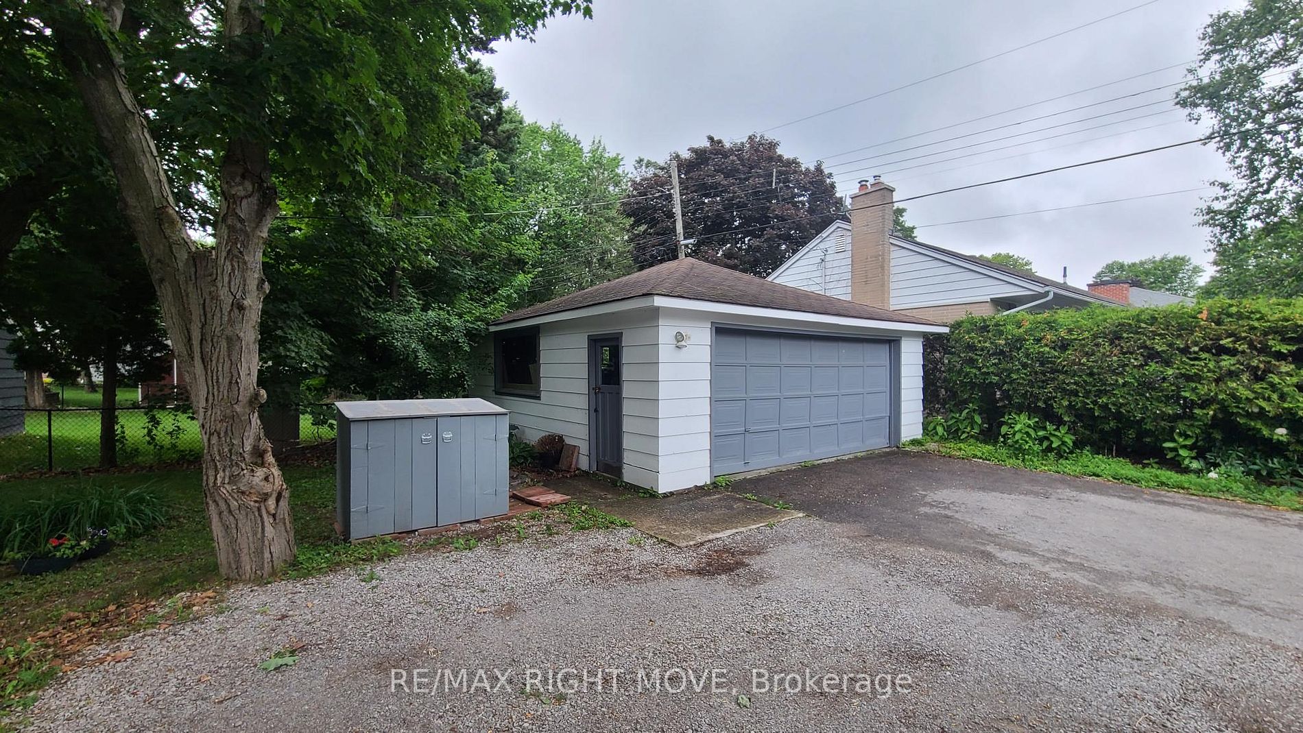24 Borland St W