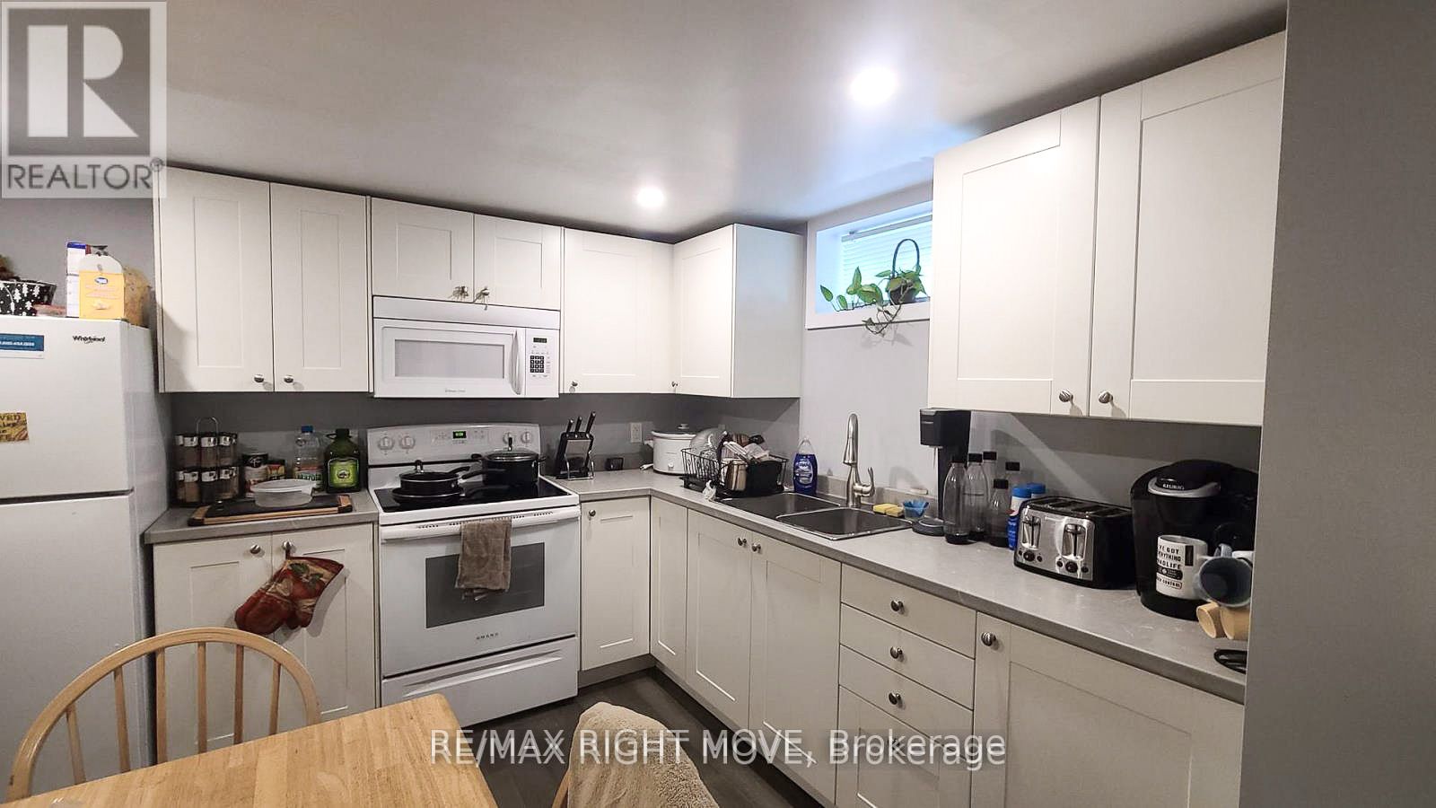24 Borland St W