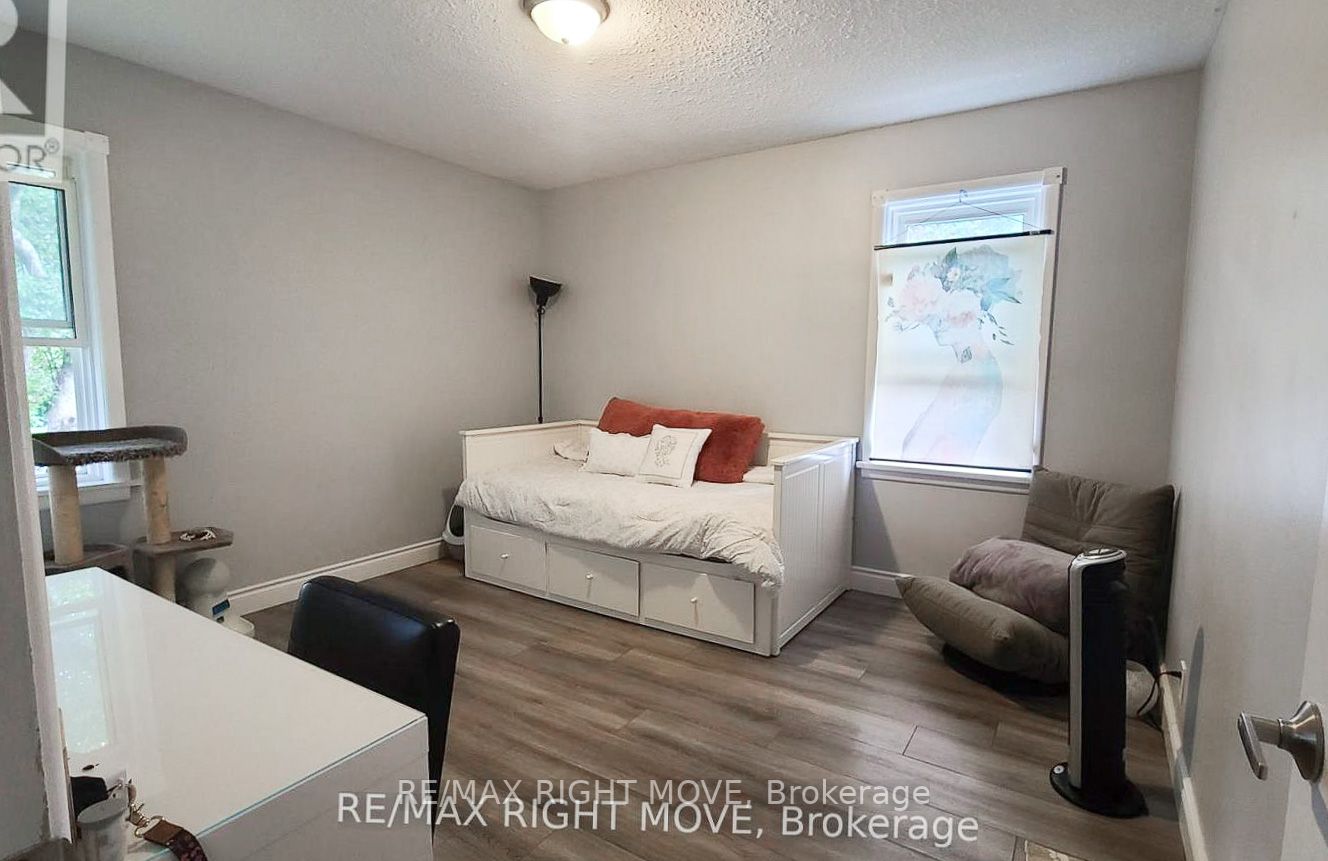 24 Borland St W