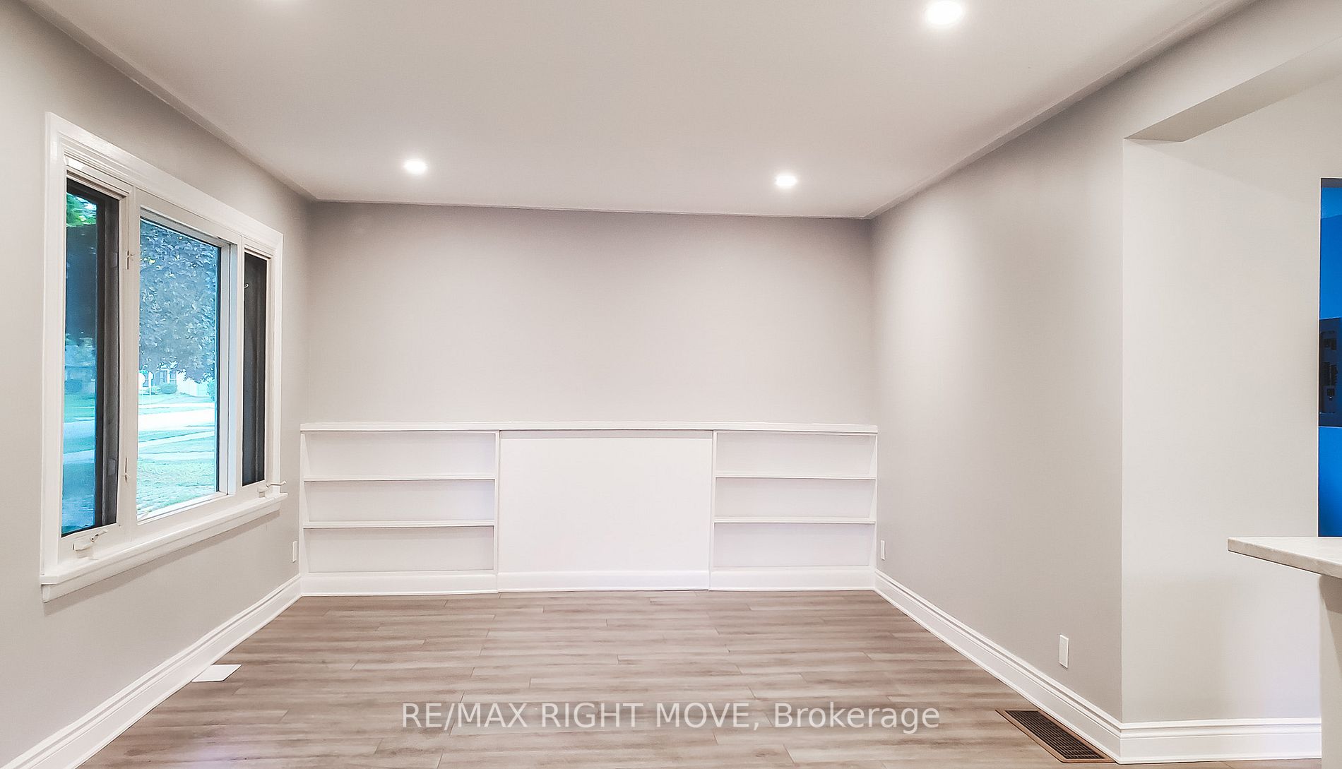 24 Borland St W