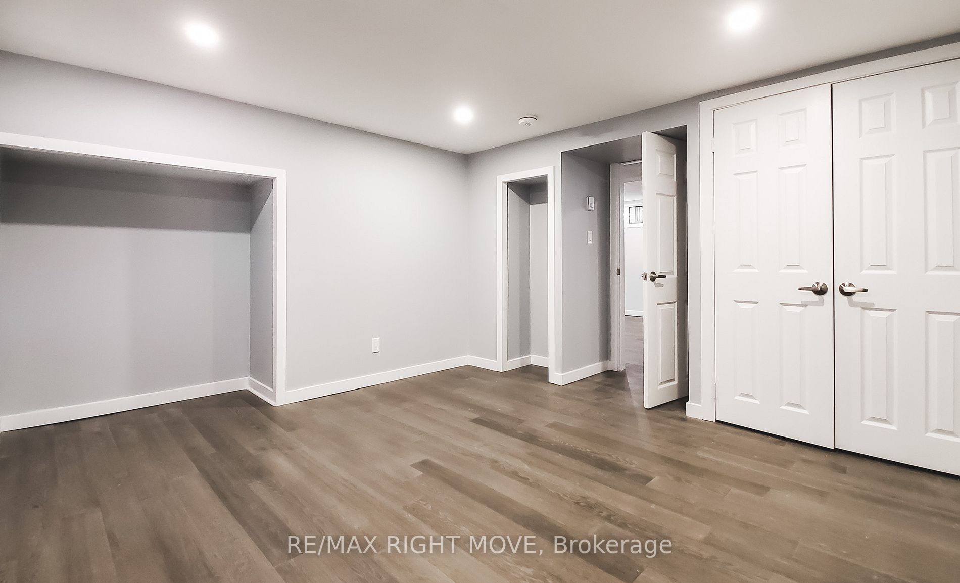 24 Borland St W