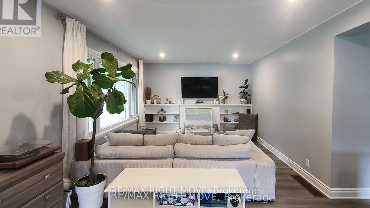 24 Borland St W