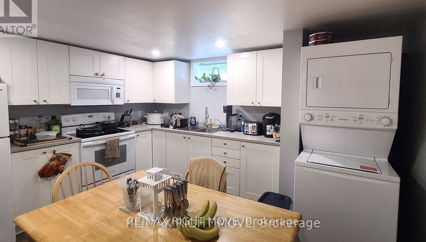 24 Borland St W