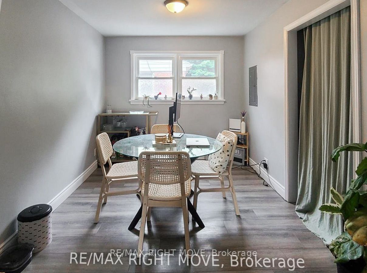 24 Borland St W