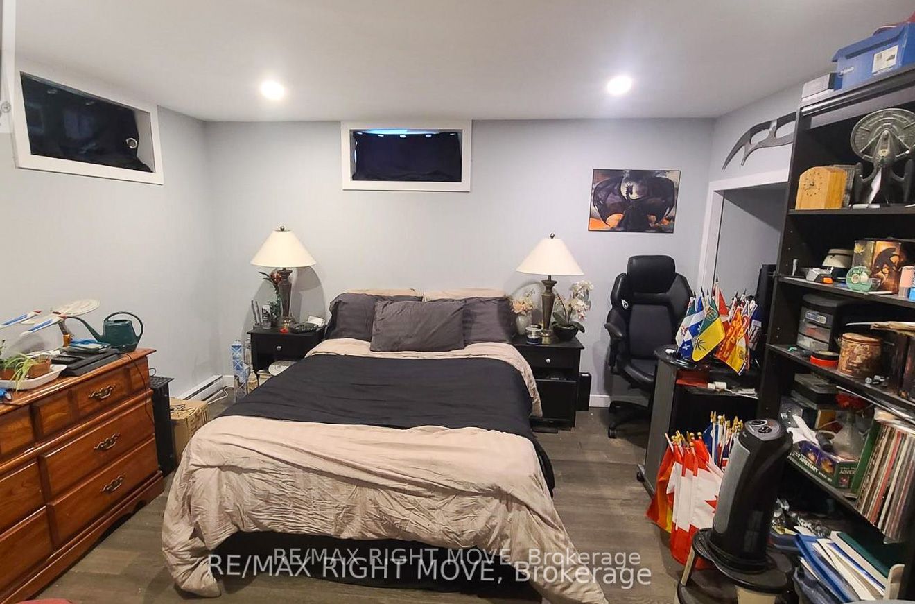 24 Borland St W