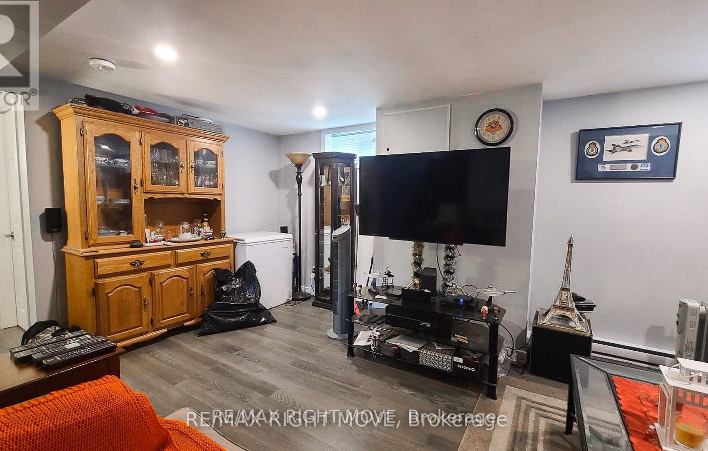 24 Borland St W