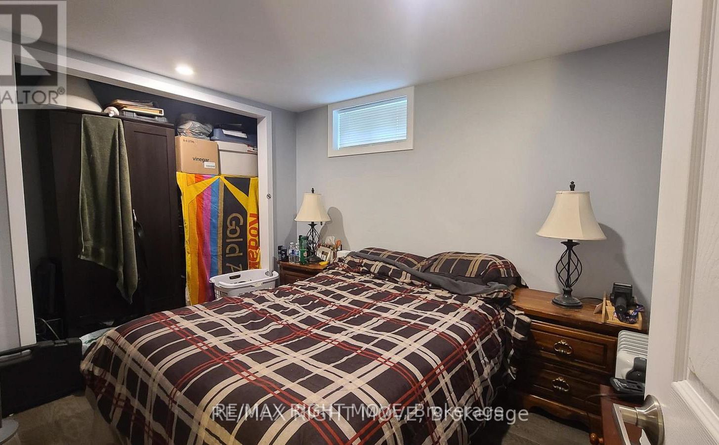 24 Borland St W