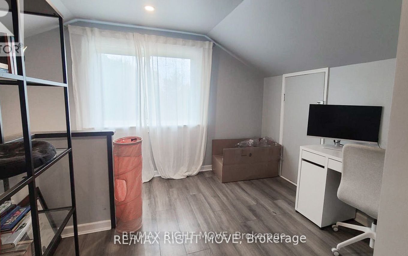 24 Borland St W