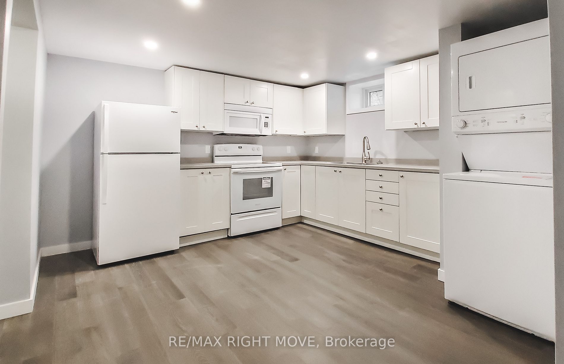24 Borland St W