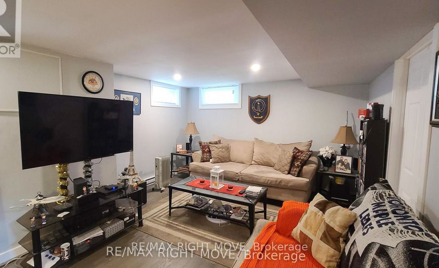 24 Borland St W