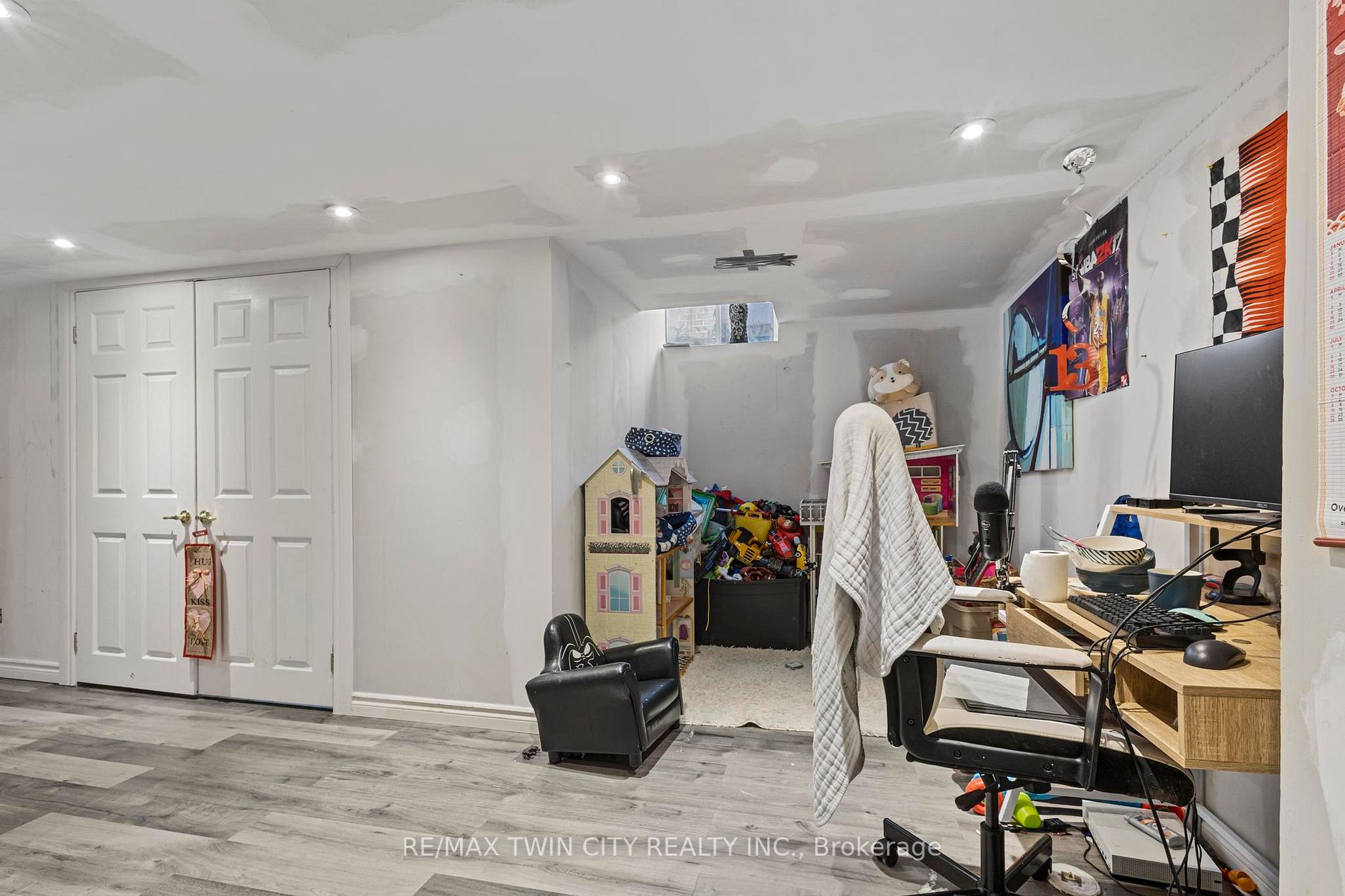293 Livingstone St W