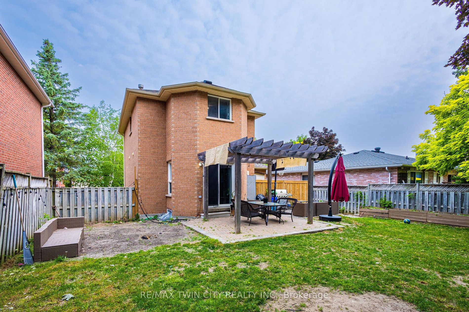 293 Livingstone St W
