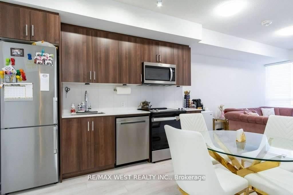 681 Yonge St, #231