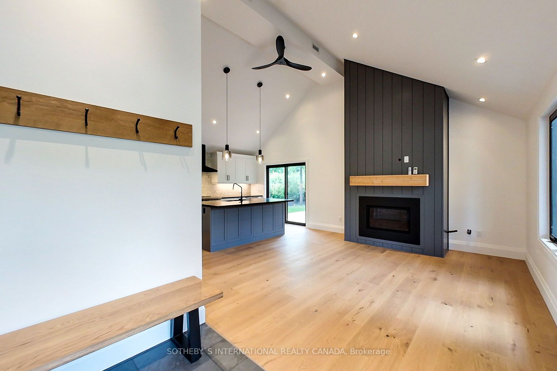 11 Caroline St E