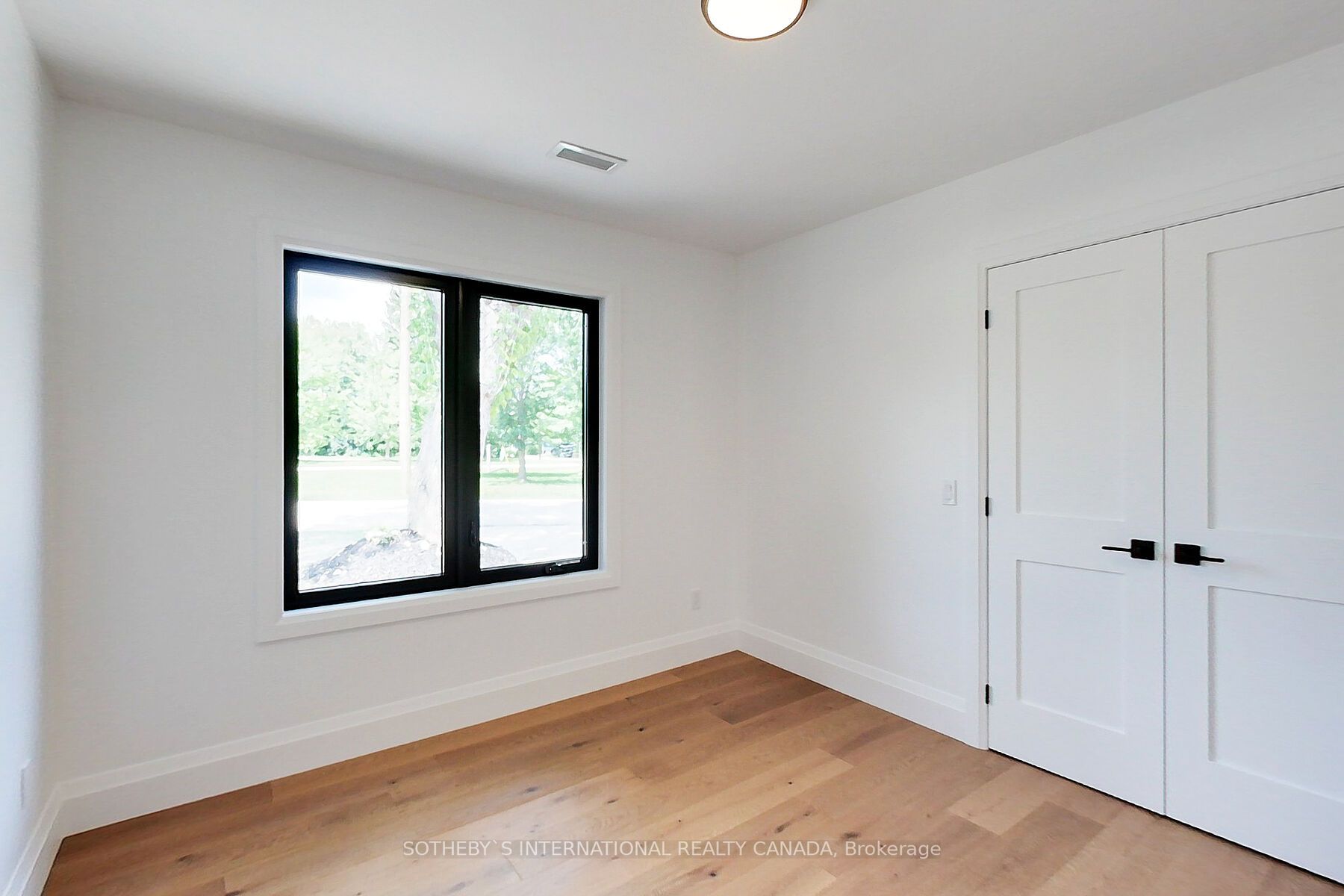 11 Caroline St E