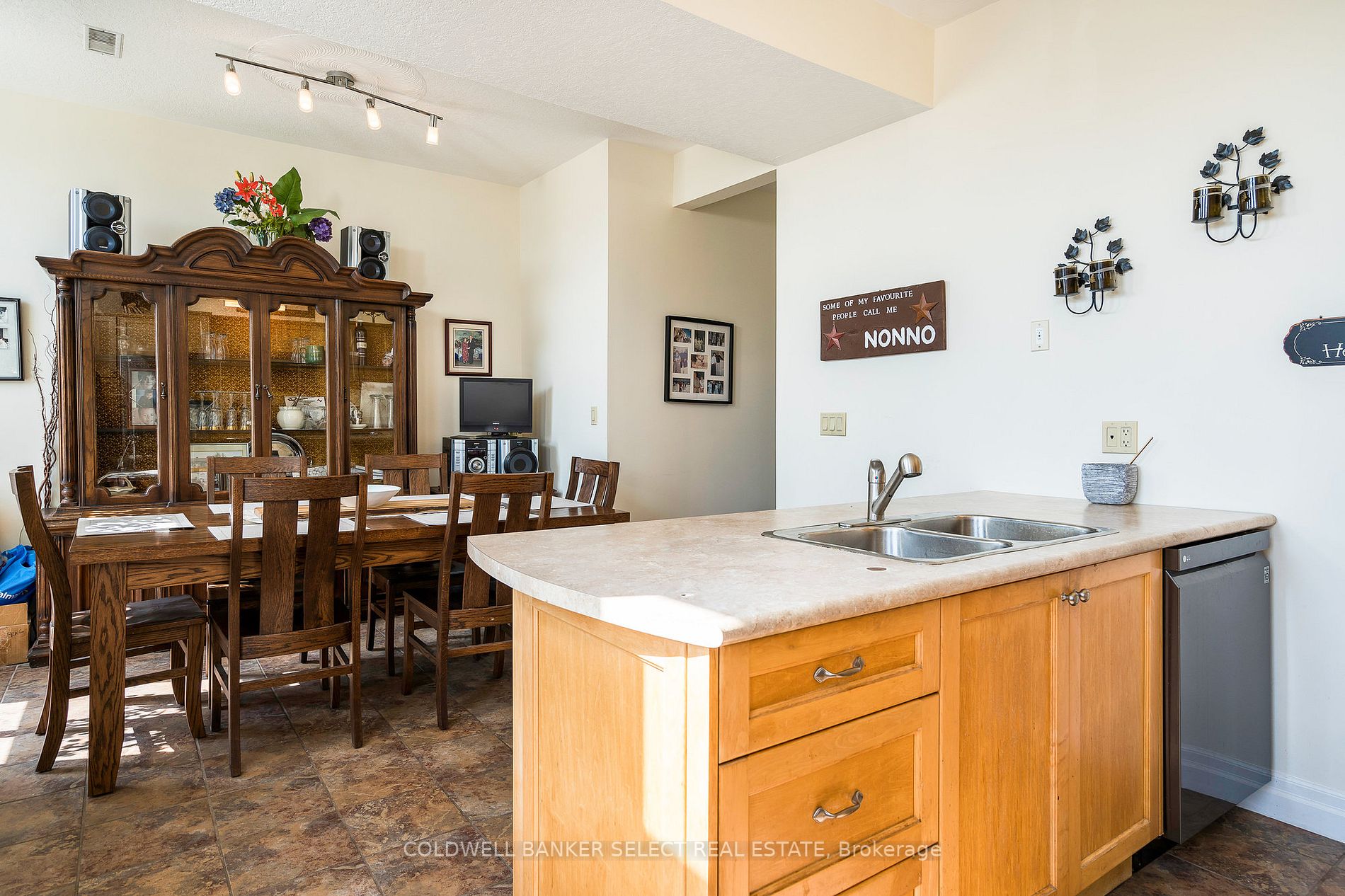 36 Saint Marie St