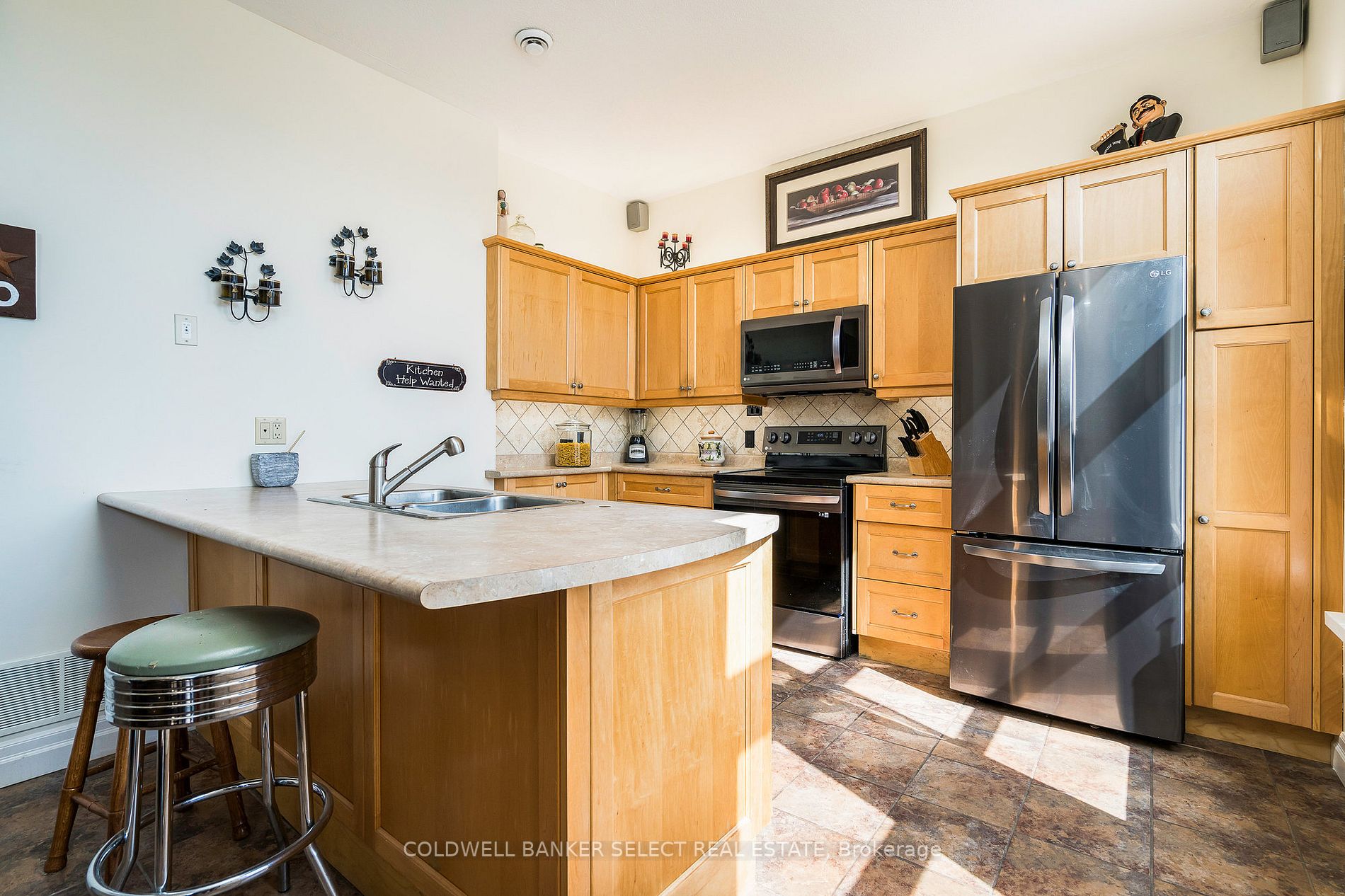 36 Saint Marie St