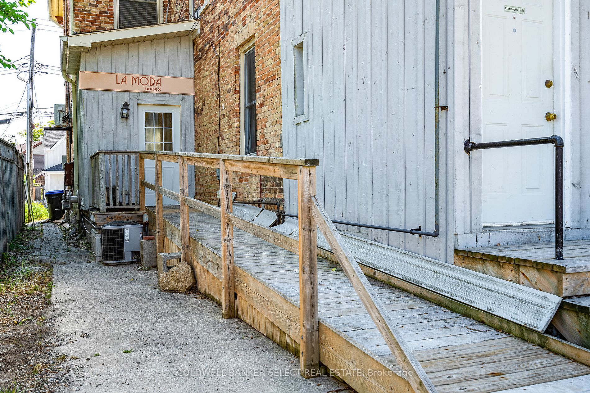 36 Saint Marie St