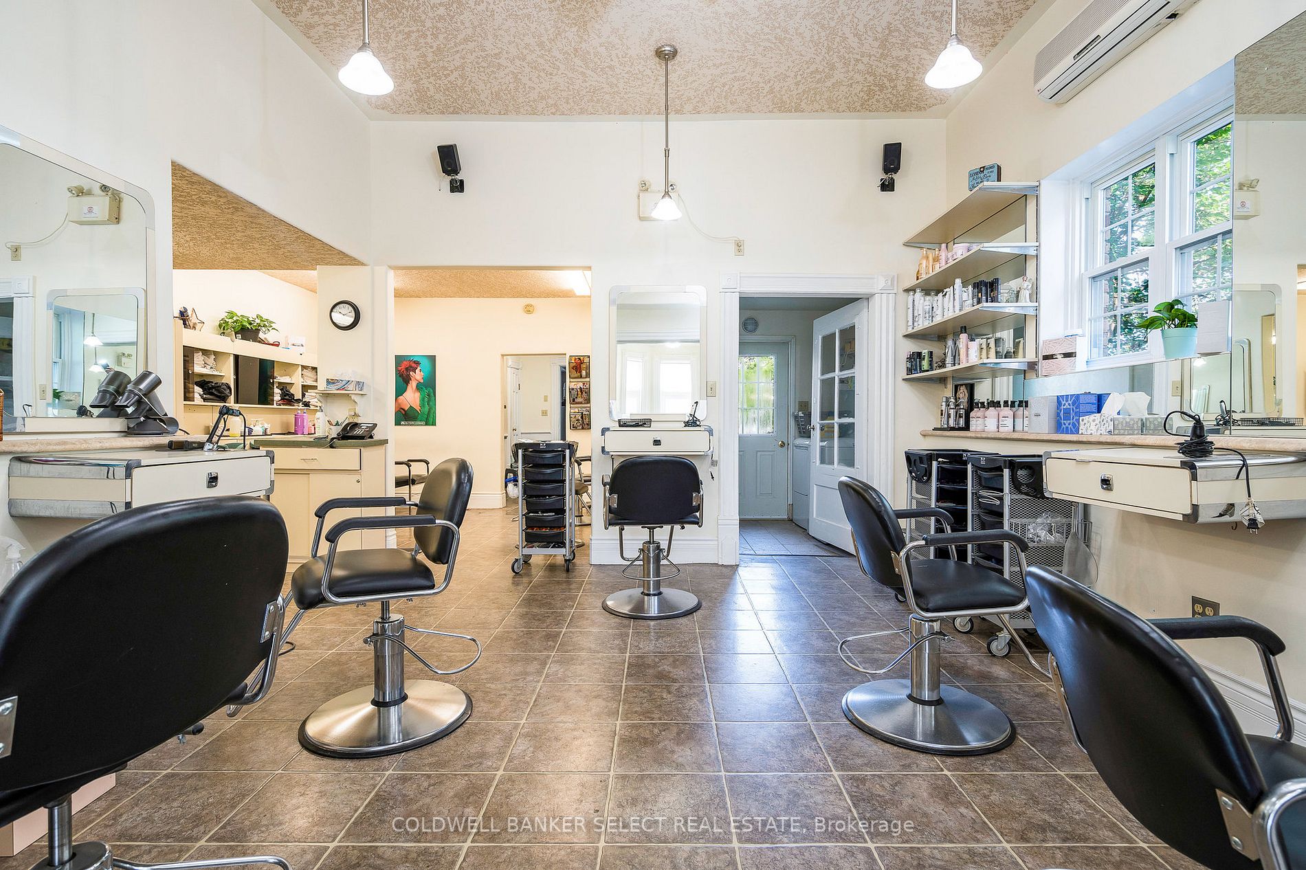 36 Saint Marie St