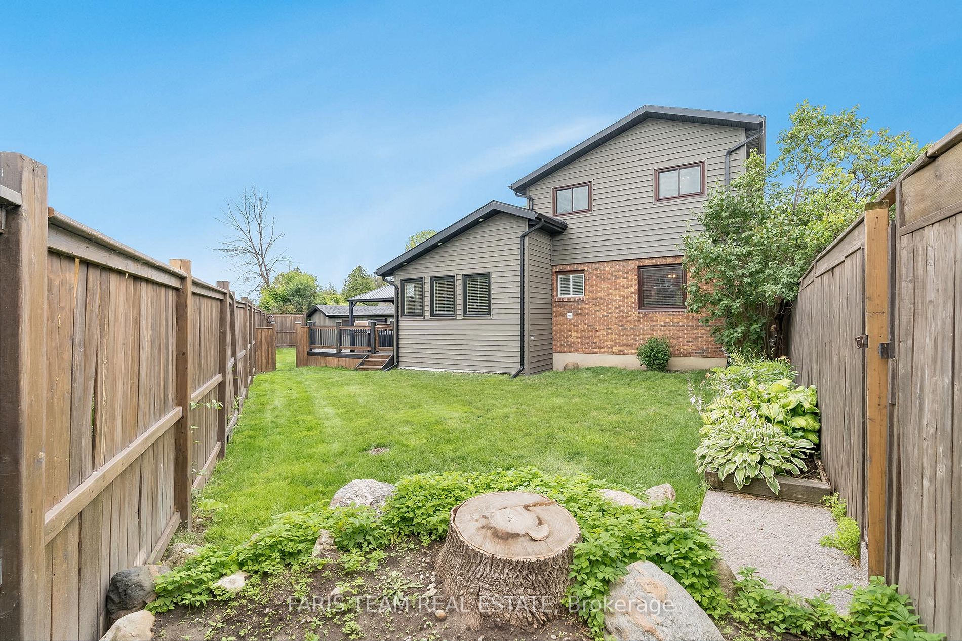 562 Simcoe St
