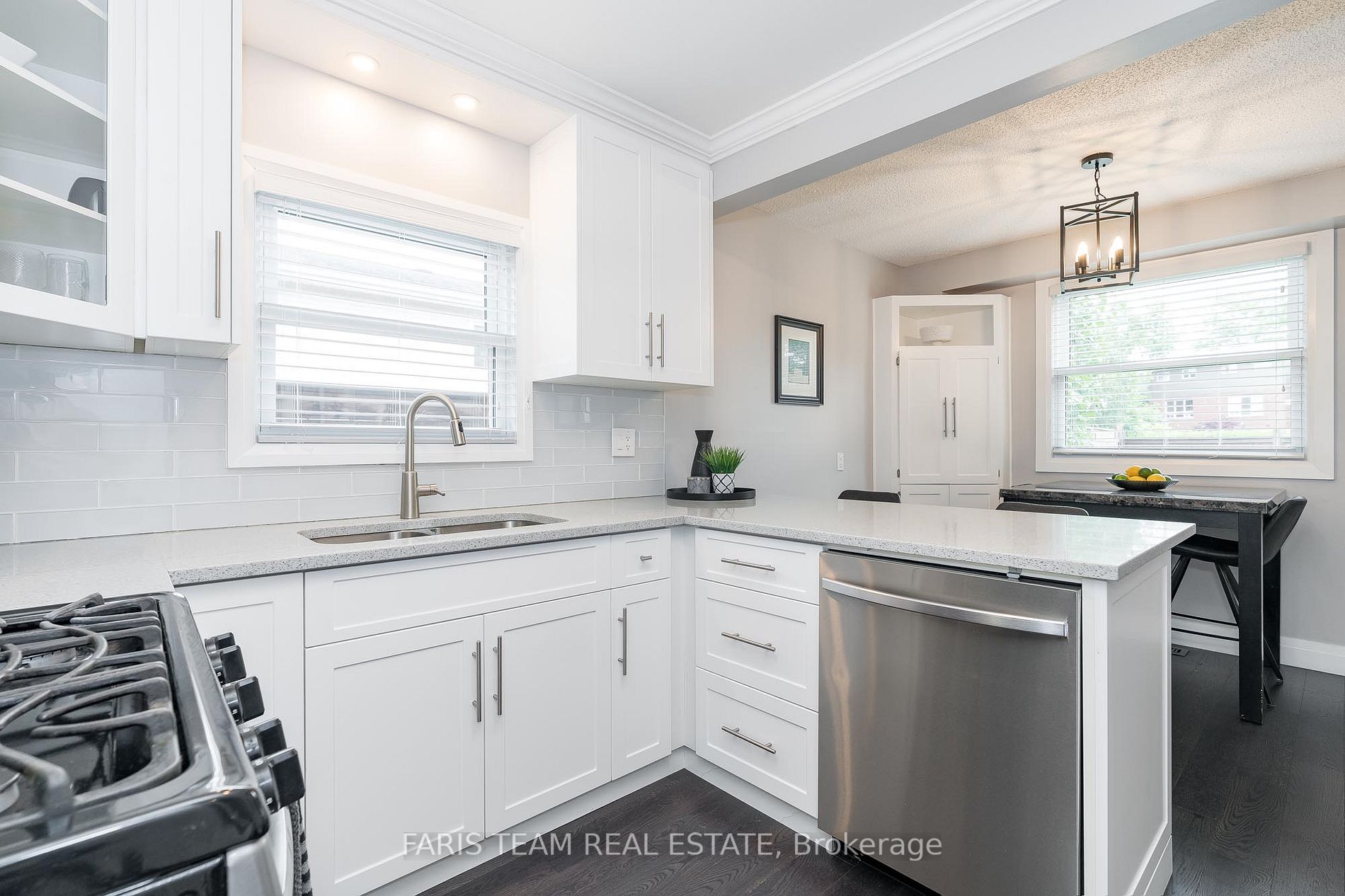 562 Simcoe St