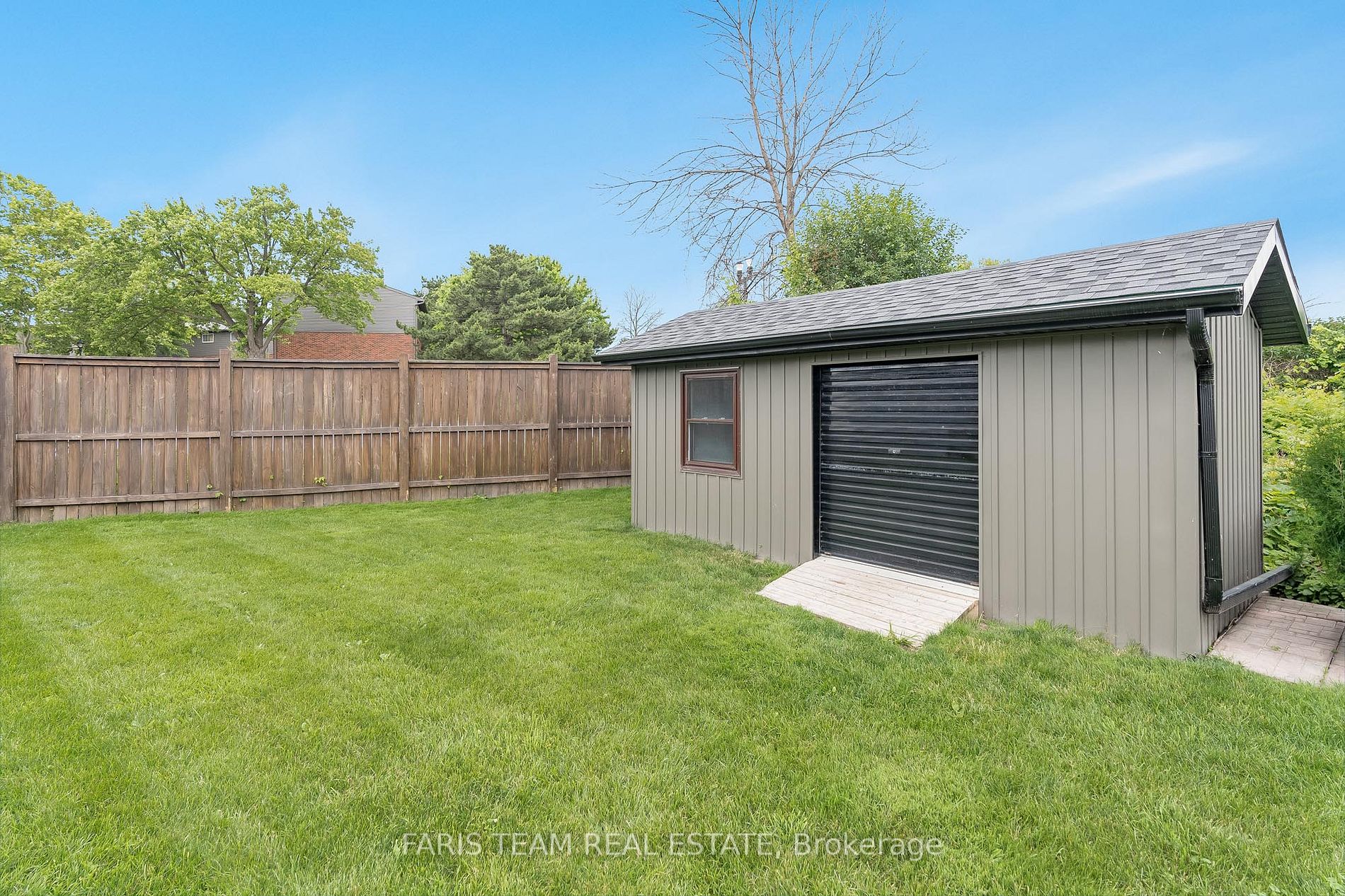 562 Simcoe St