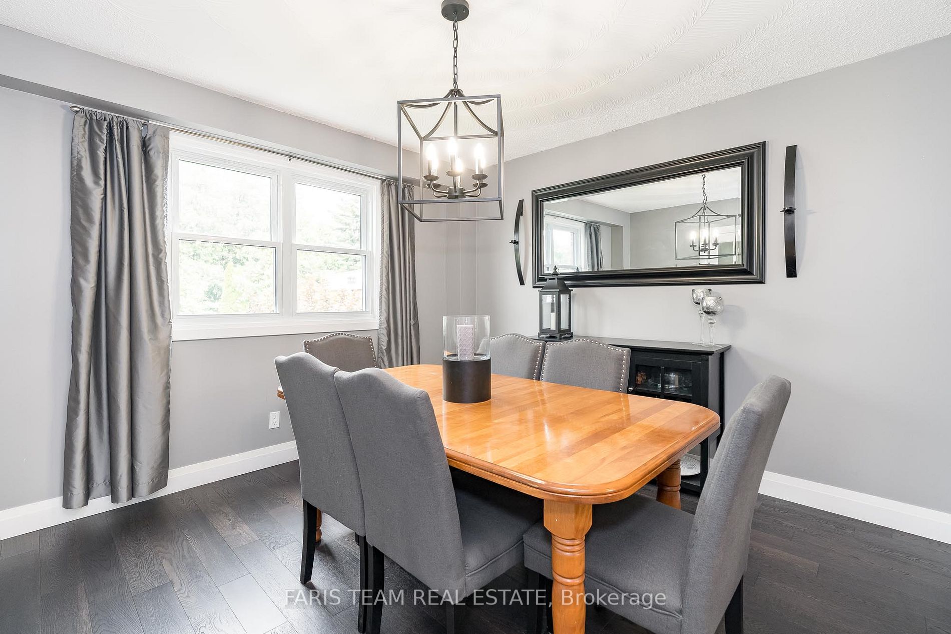 562 Simcoe St