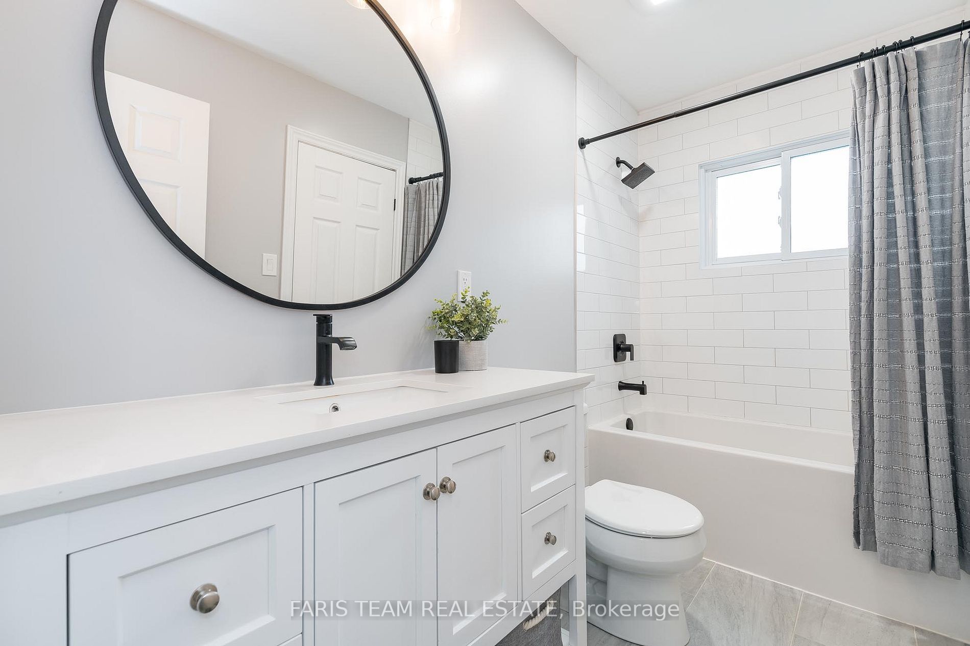562 Simcoe St