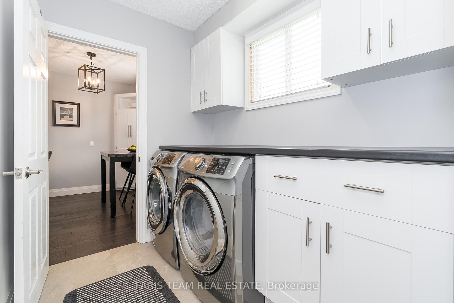 562 Simcoe St